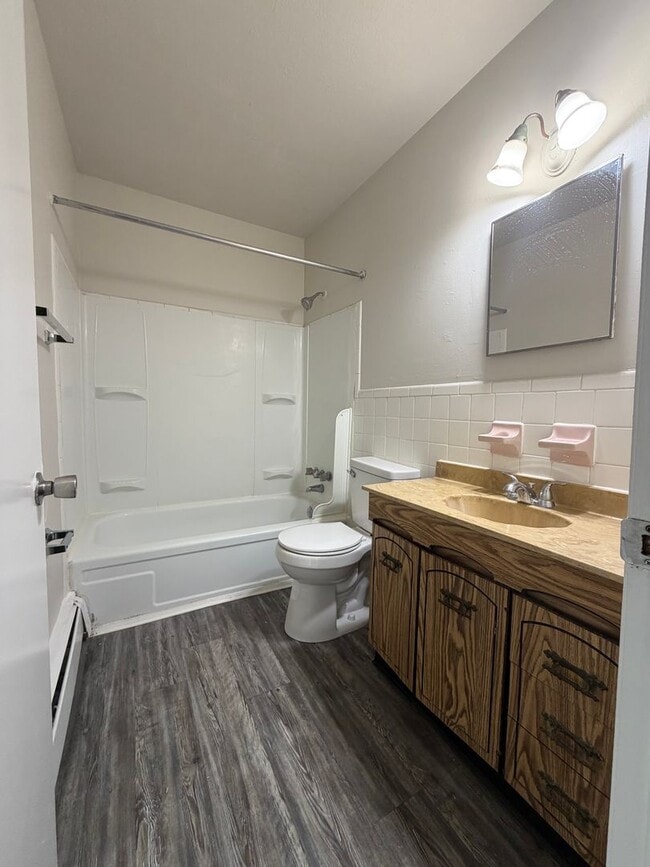 Building Photo - Spacious 1–3 Bedroom Apartments in South Louisville | Cedar Chase