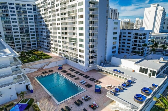 Building Photo - 5401 Collins Ave