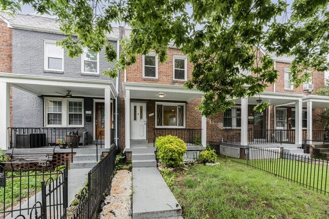 Primary Photo - Newly Renovated 5BR/2BA Row home