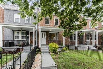 Building Photo - Newly Renovated 5BR/2BA Row home
