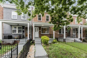 Building Photo - Newly Renovated 5BR/2BA Row home
