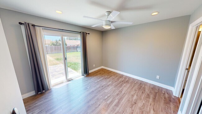 Building Photo - 3 Bed Home | Large Backyard
