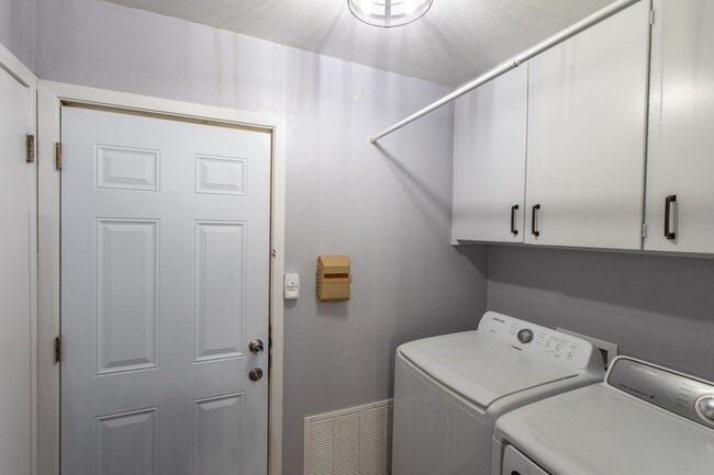 Building Photo - Beautiful 3 bedroom 2 bath home in Fountai...