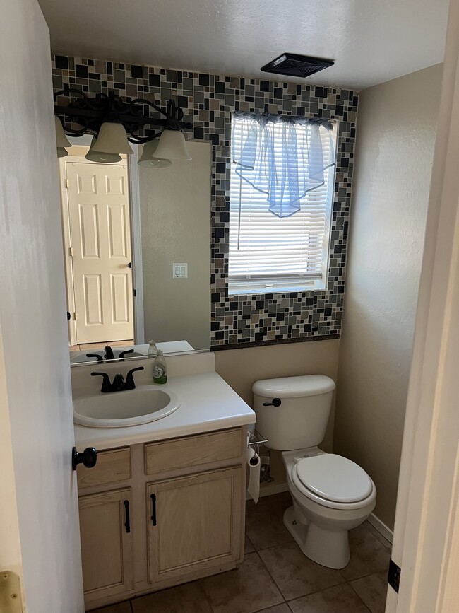 Building Photo - 1371 E 10th Pl