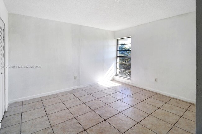 Building Photo - 11905 NE 2nd Ave