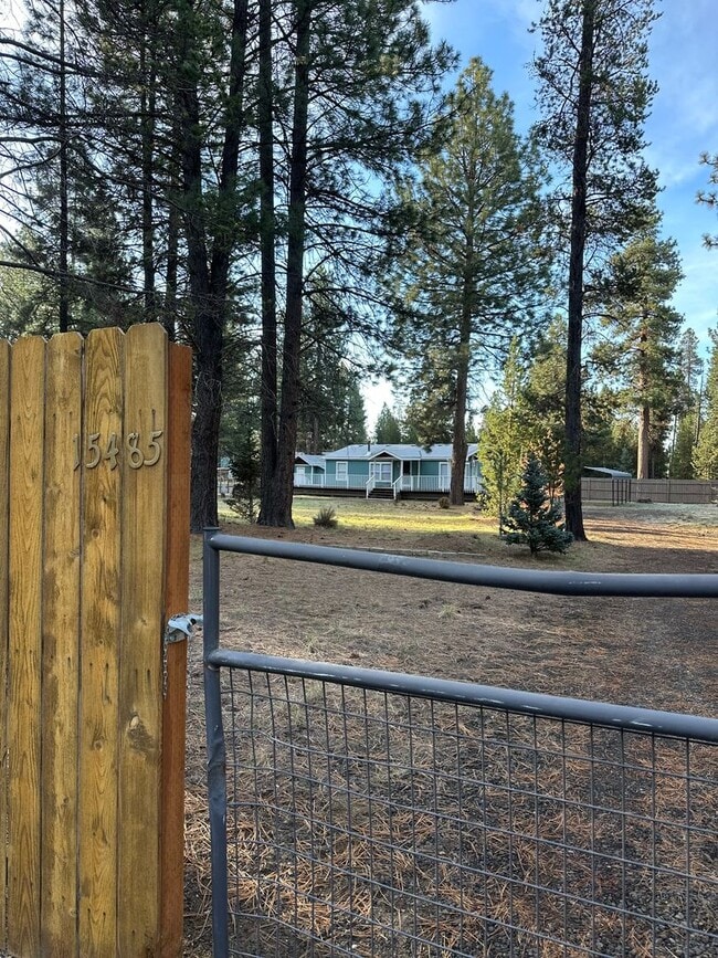 Building Photo - Adorable home in La Pine area, 1.5 acres fully fenced!!