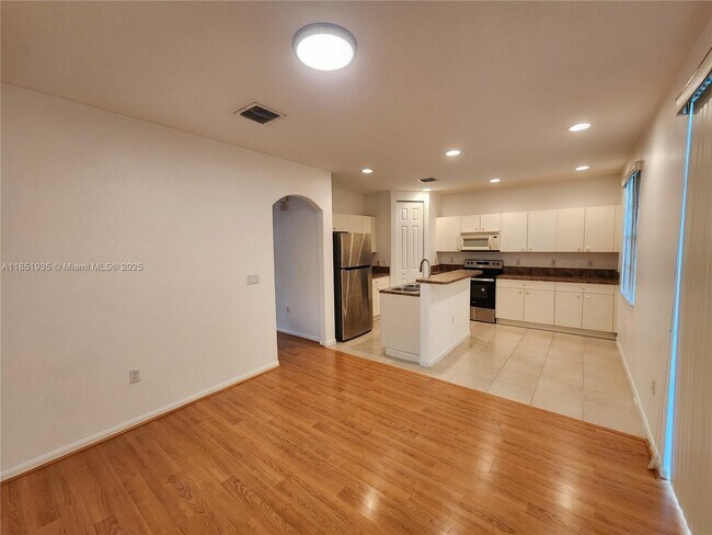 Building Photo - 2762 SW 85th Ave