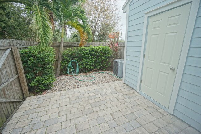 Building Photo - 2-Bedroom, 2 1/2-Bath, Gated South Tampa C...