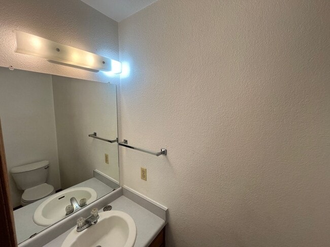 Building Photo - Beautiful 3 bed 2 1/2 bath with 2 car garage! (NEW PICTURES TO COME!!)
