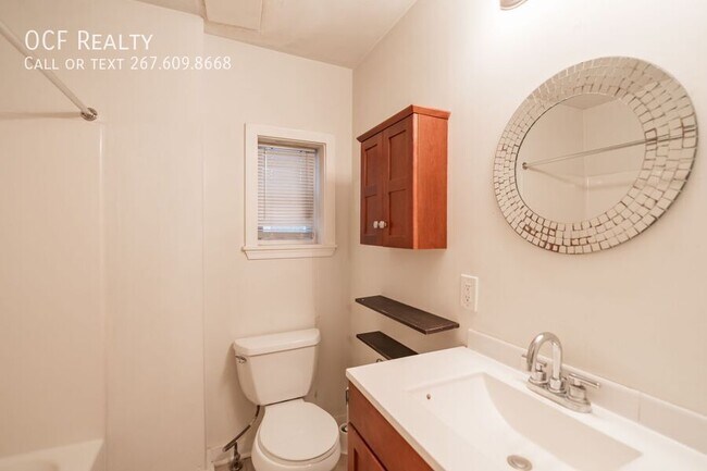 Building Photo - 1431 Lombard-Beautiful Apt-Private Yard-Fi...