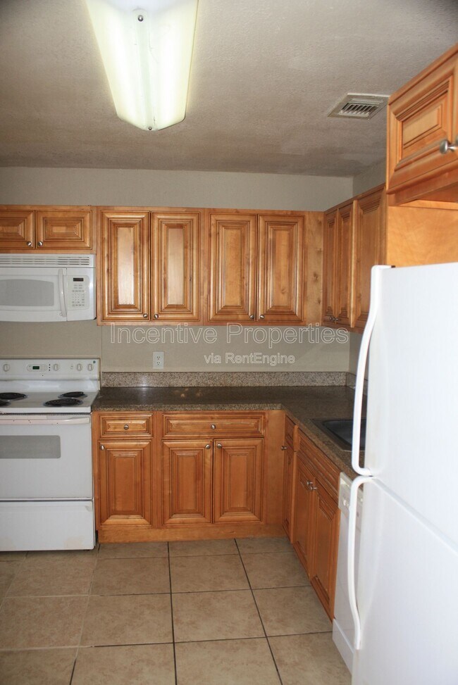 Building Photo - 4177 Versailles Dr