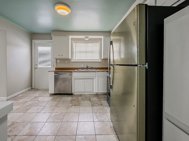 Building Photo - 25323 Orchard Lake Rd