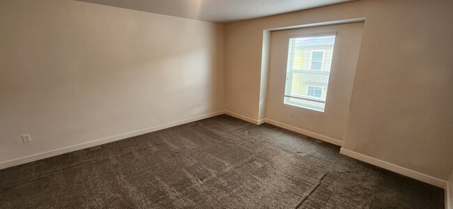 Building Photo - 68 E 700 N