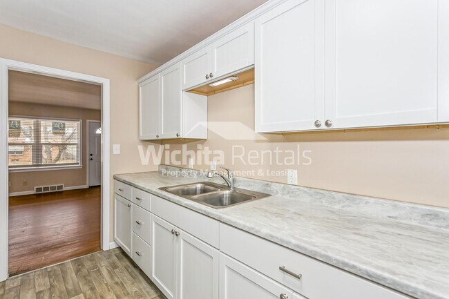 Building Photo - 2103-2103 S Old Manor Rd