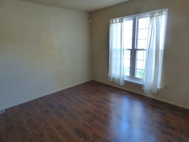 Building Photo - NEWER CARPET & STAINLESS FRIDGE!! BACKS TO...