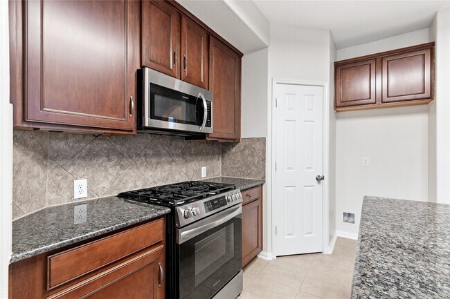 Building Photo - 6211 Stone Hill Rd
