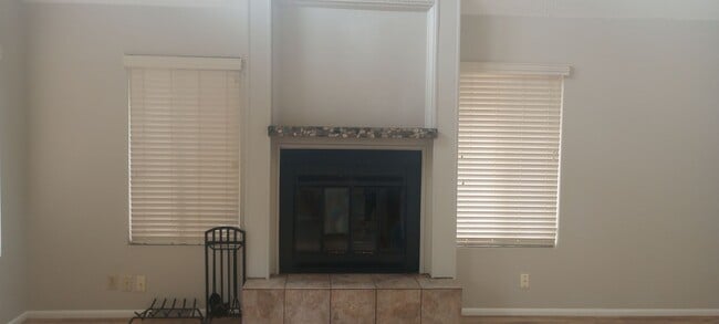 Building Photo - Charming Home Near the Prescott Square