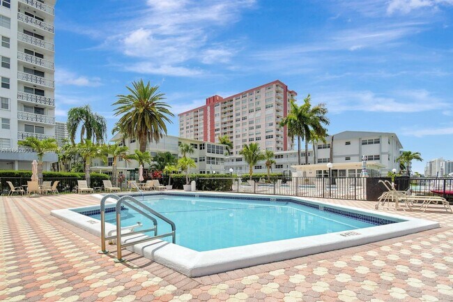 Building Photo - 3113 S Ocean Dr
