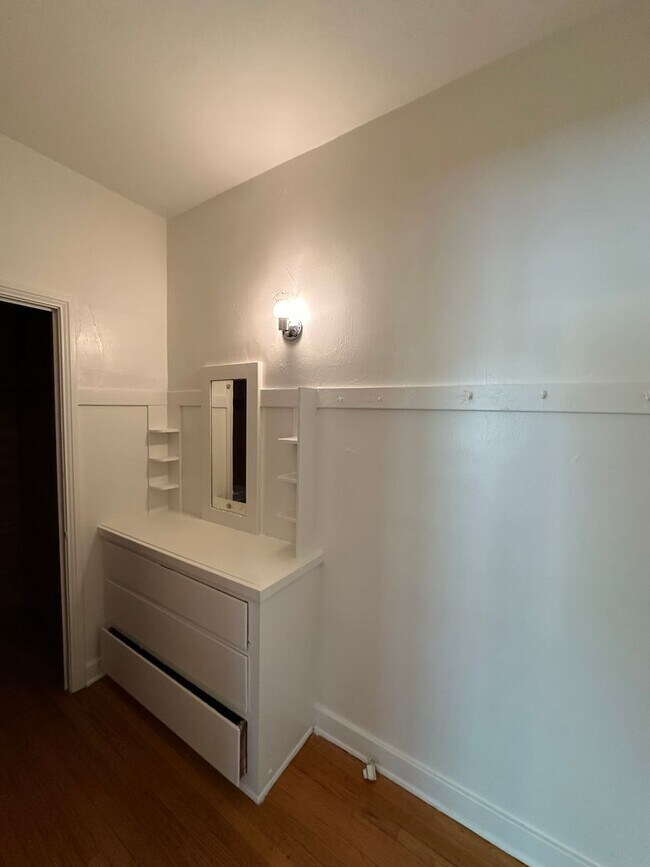 Building Photo - 454 N Orange Grove Ave