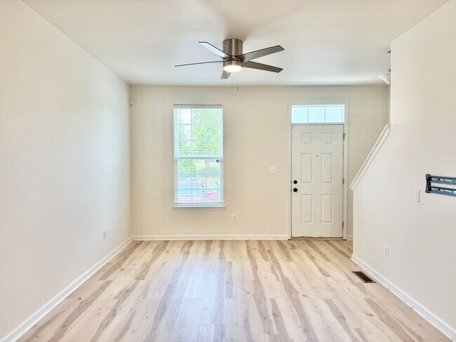 Building Photo - 127 Streamview Dr
