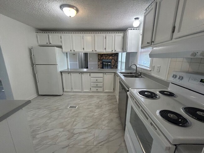 Building Photo - 208 Green Branch Ct