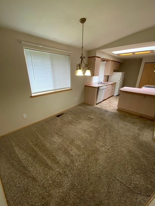 Building Photo - Tacoma duplex 2bdr 2bath duplex w/ 1 car garage!