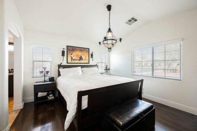 Building Photo - Beautiful 3 Bedroom Home In the Southwest