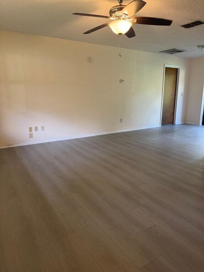 Building Photo - 6051 E Dell Ln