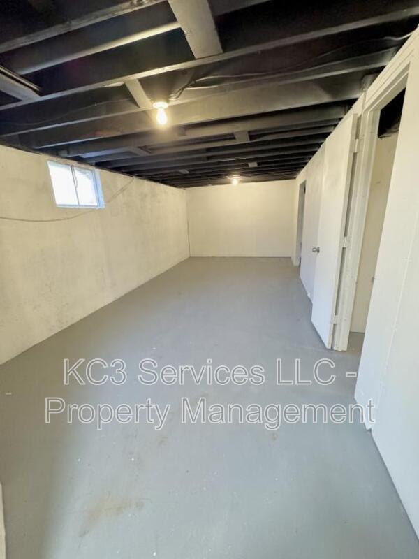 Building Photo - 5938 E 136th St