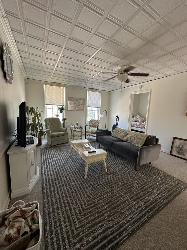 Building Photo - 3 Bed 1 Bath overlooking historic Grand Av...
