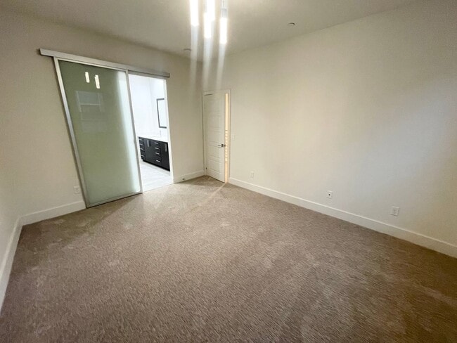 Building Photo - Updated 3 bed / 2.5 bath home in the desirable Frame & Focus community of Civita