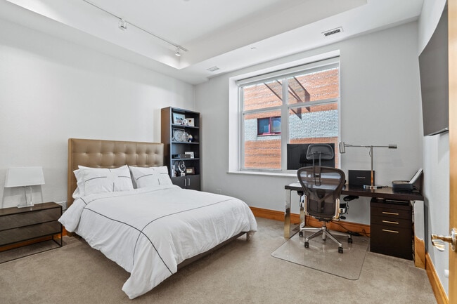 Building Photo - 1313 N Franklin Pl