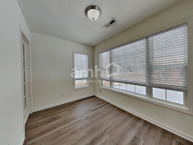 Building Photo - 201 Charlotte Ct