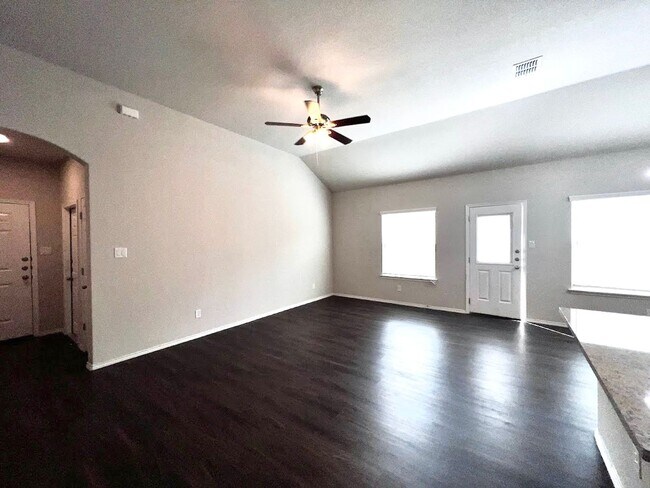 Building Photo - Luxury Duplex | 3 Bed/2 Bath | 1-Story | Covered Deck | Near Randolph AFB & Ft Sam