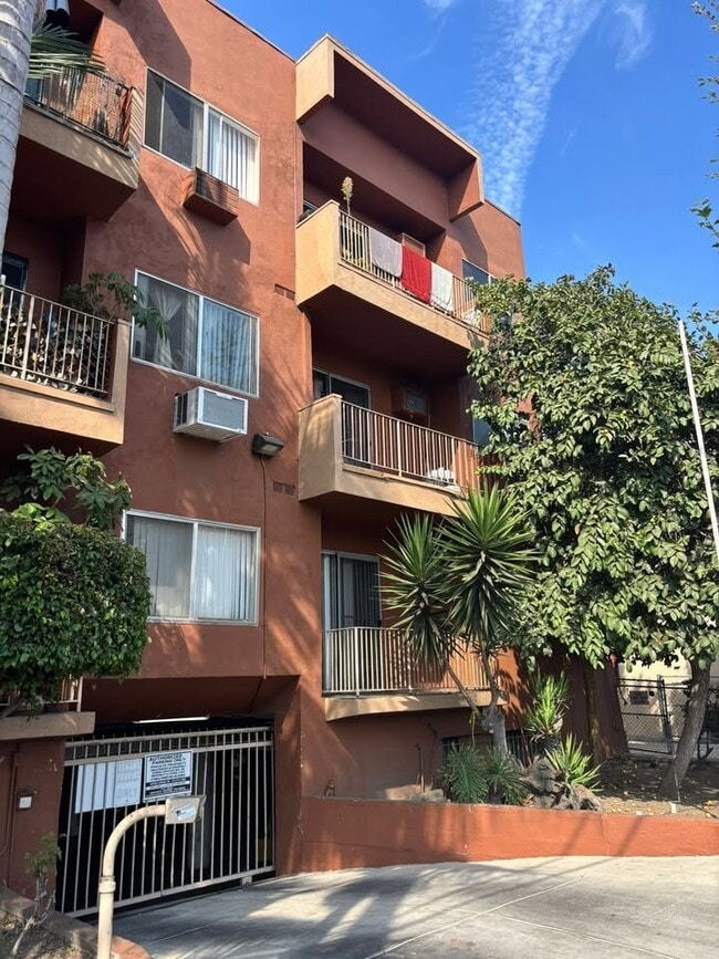 Building Photo - 915 N Wilton Pl