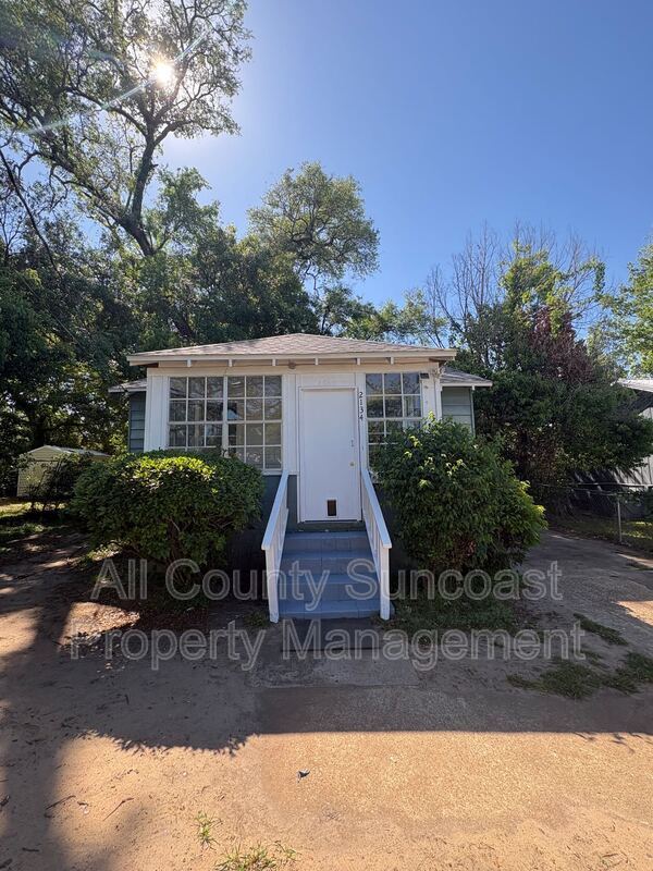 Building Photo - 2134 Saxon St