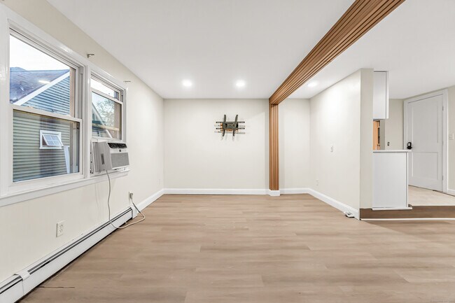 Building Photo - 154 Temple St