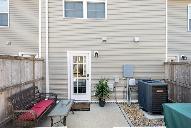 Building Photo - 2040 Hickory Brook Dr