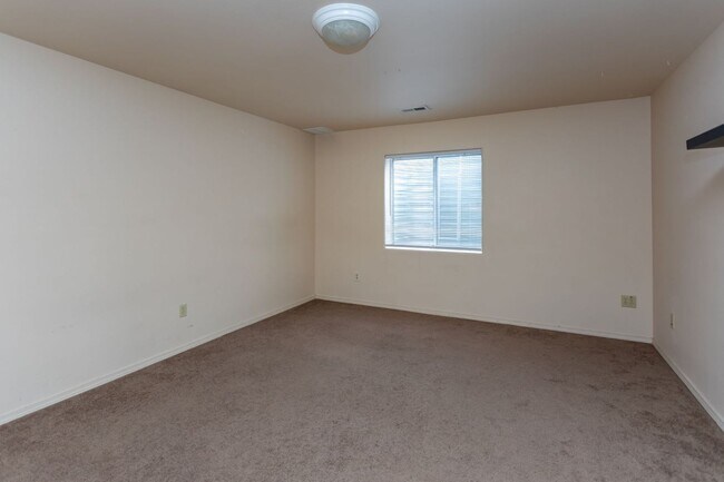 Building Photo - 1130 Pond Side Dr