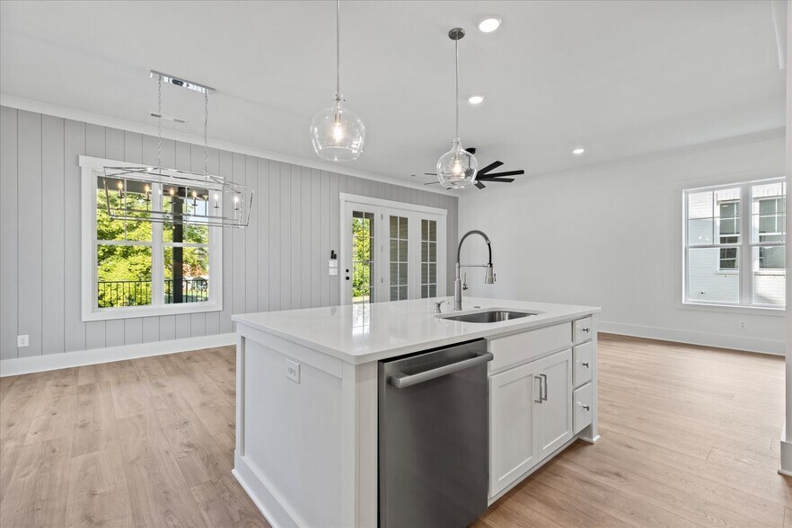 Building Photo - 321 Old Shackle Island Rd