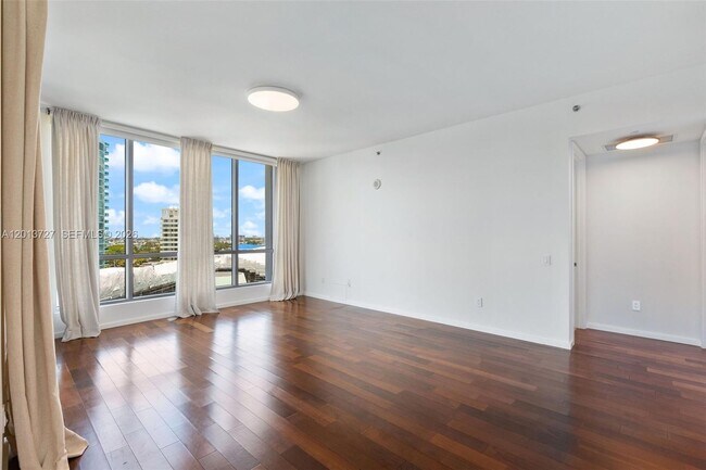 Building Photo - 5959 Collins Ave