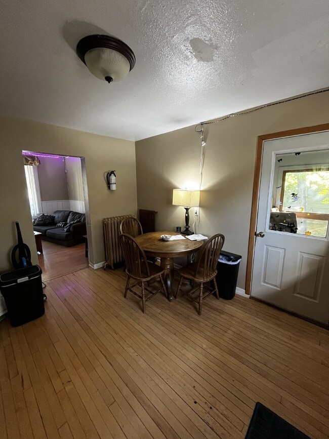 Building Photo - Huge 4 bed 1 bath very close to Water St. and UWEC!