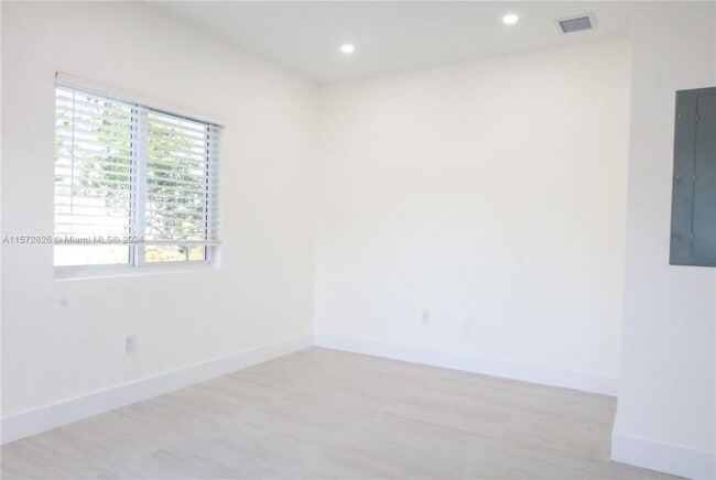 Building Photo - 3 bedroom in Miami FL 33142