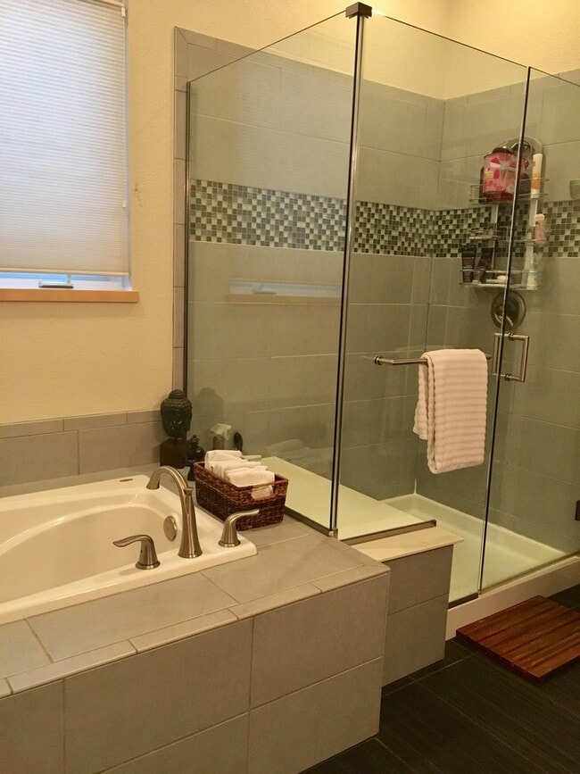 Building Photo - Lovely and Light Open Concept Louisville H...