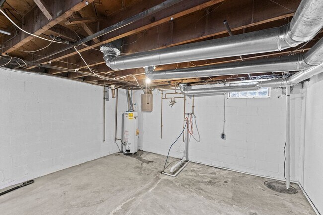 Building Photo - 723 Village Dr