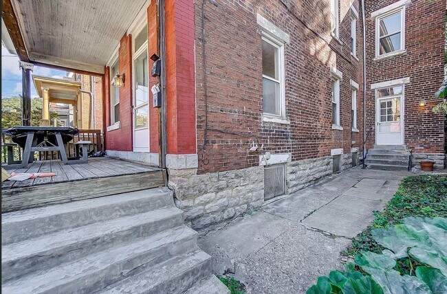 Building Photo - 2364 Victor St