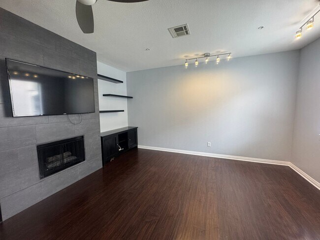 Building Photo - Renovated 2BD/2BA with Tandem Parking, Oversized Balcony & In-Unit Laundry — Downtown Long Beach