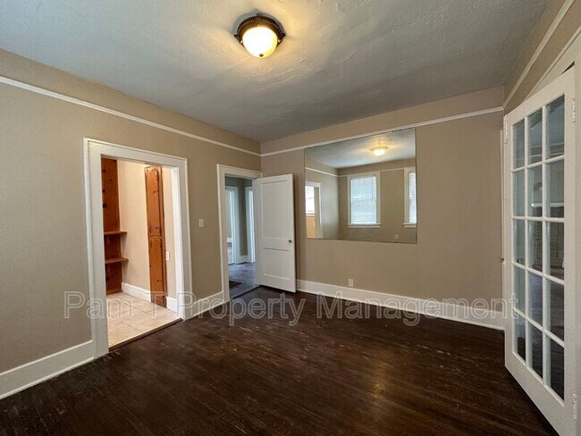 Building Photo - 724 E 49th St