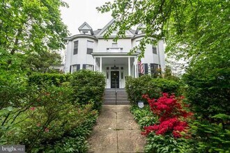 Building Photo - 720 Gladstone Ave