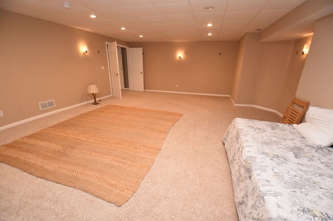 Building Photo - Home in Farmington Hills, 3 bedroom, 2 bath. Close to Notre Dame!